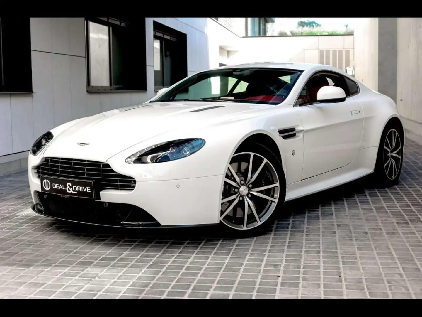 Aston Martin V8 Vantage S COUPE SPORTSHIFT IISTRATUS WHITE METALL Blanc - 1