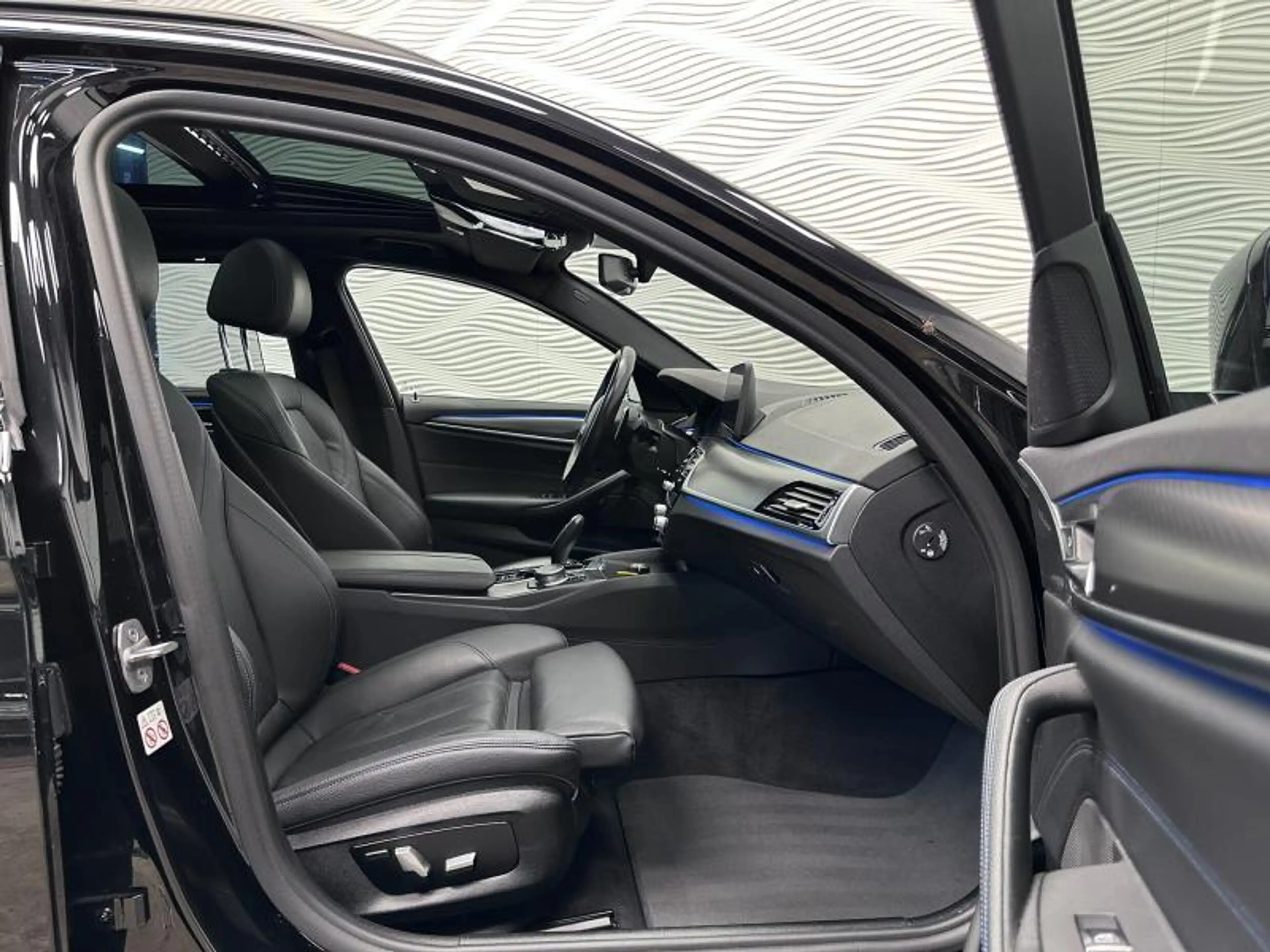 BMW 520 e*PHEV*M-SPORT*TOURING* — photo 23