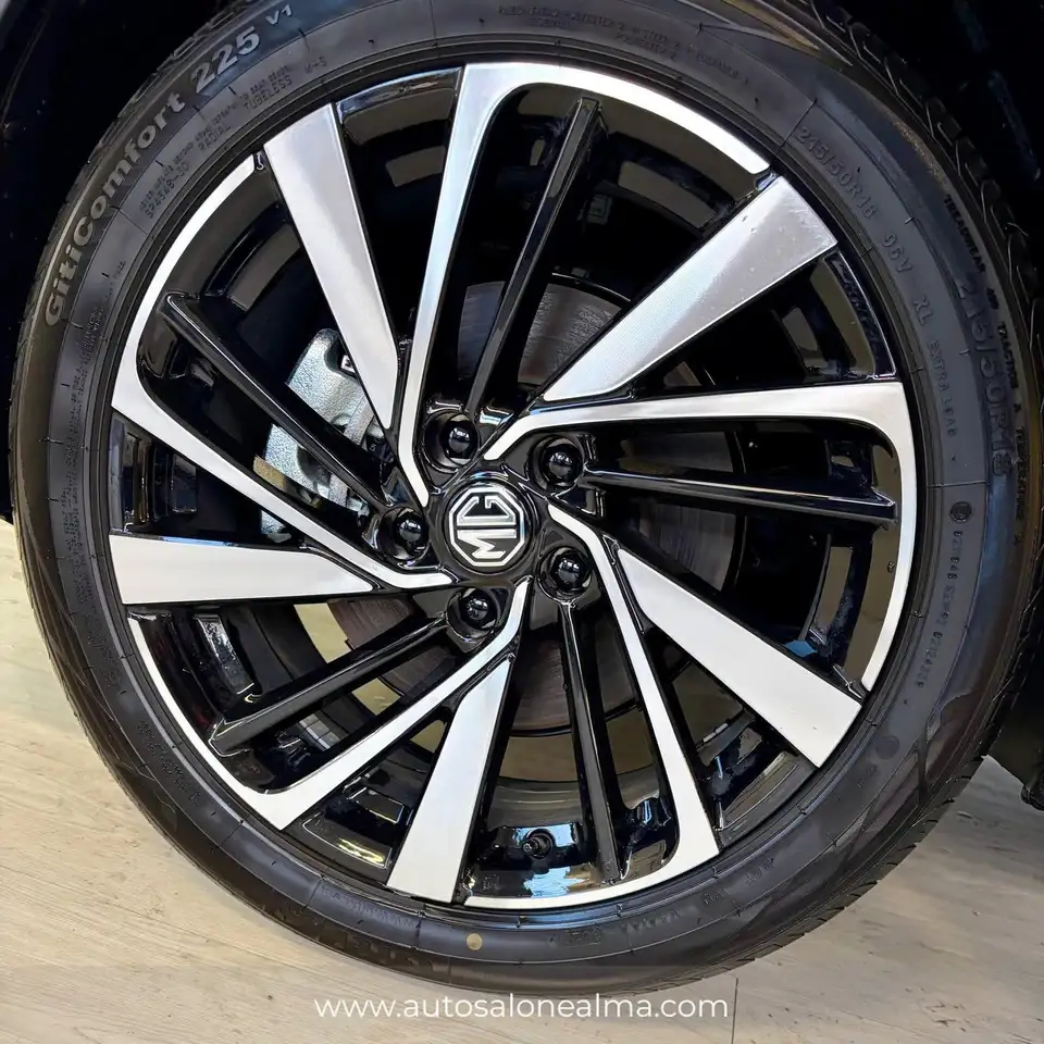 MG ZS 1.5 Hybrid+ Luxury 8