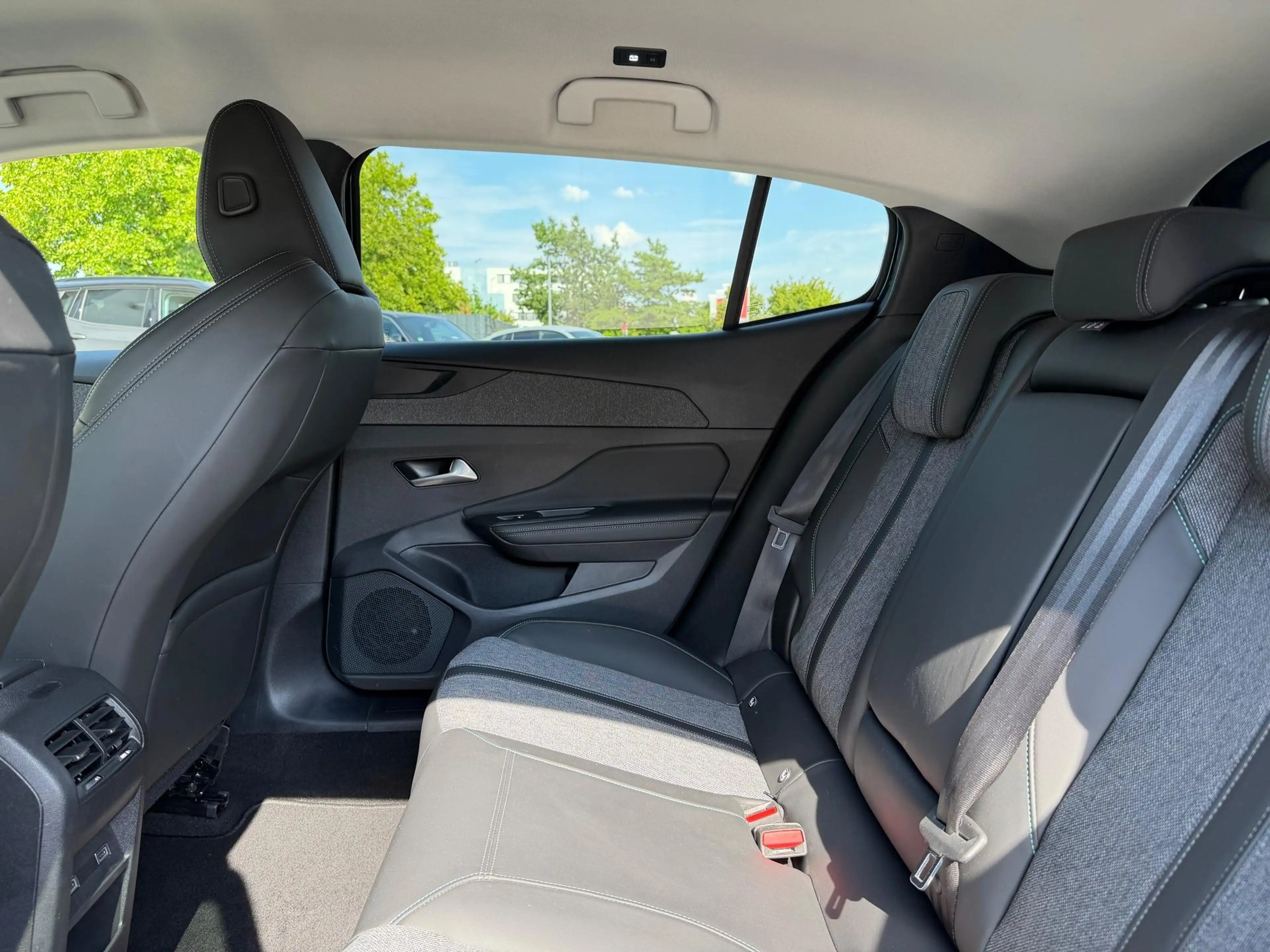 Peugeot 408 1.2 Puretech 130 Allure Pack 96 kW (131 PS), Au... — photo 8