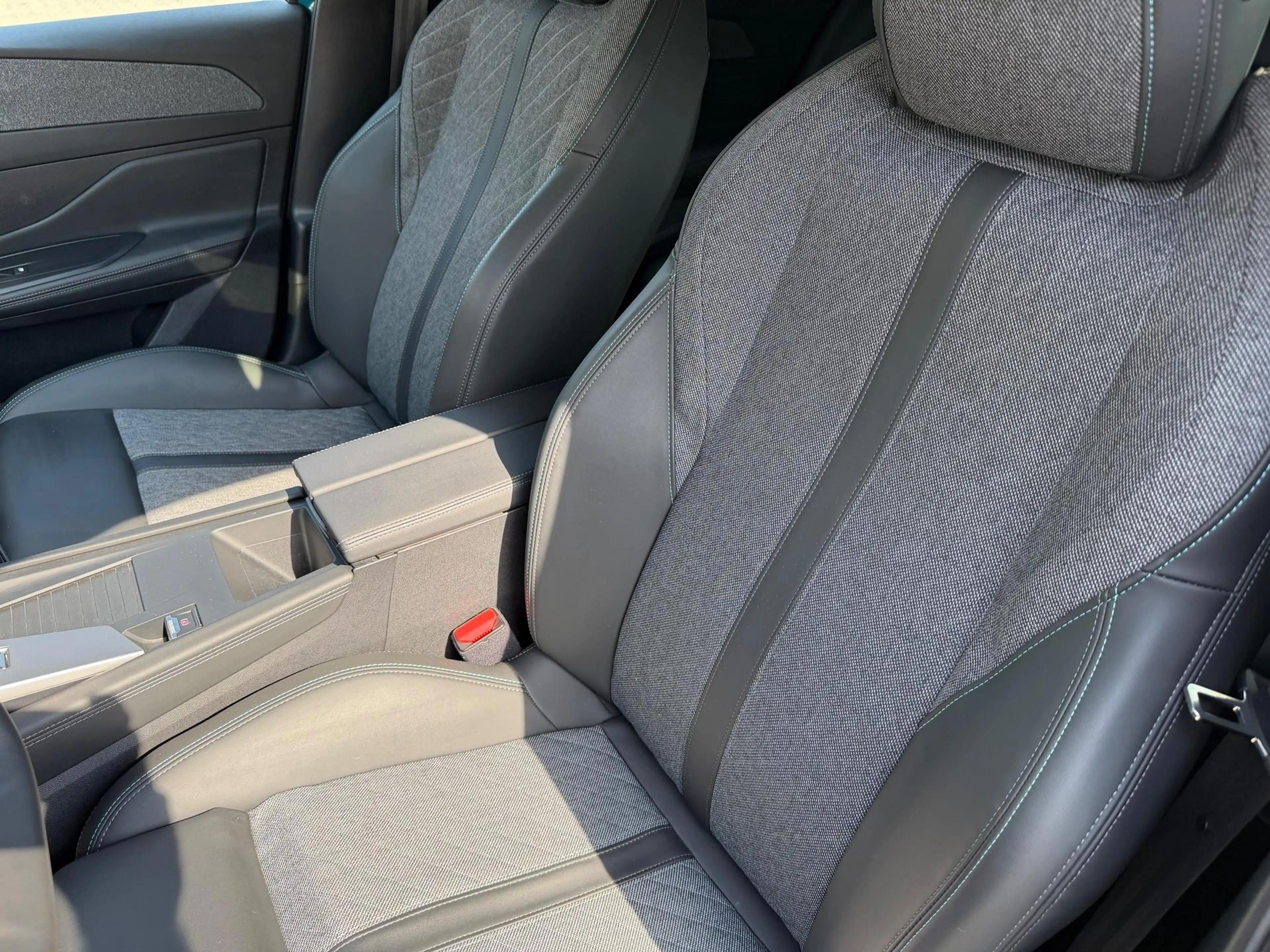 Peugeot 408 1.2 Puretech 130 Allure Pack 96 kW (131 PS), Au... — photo 6