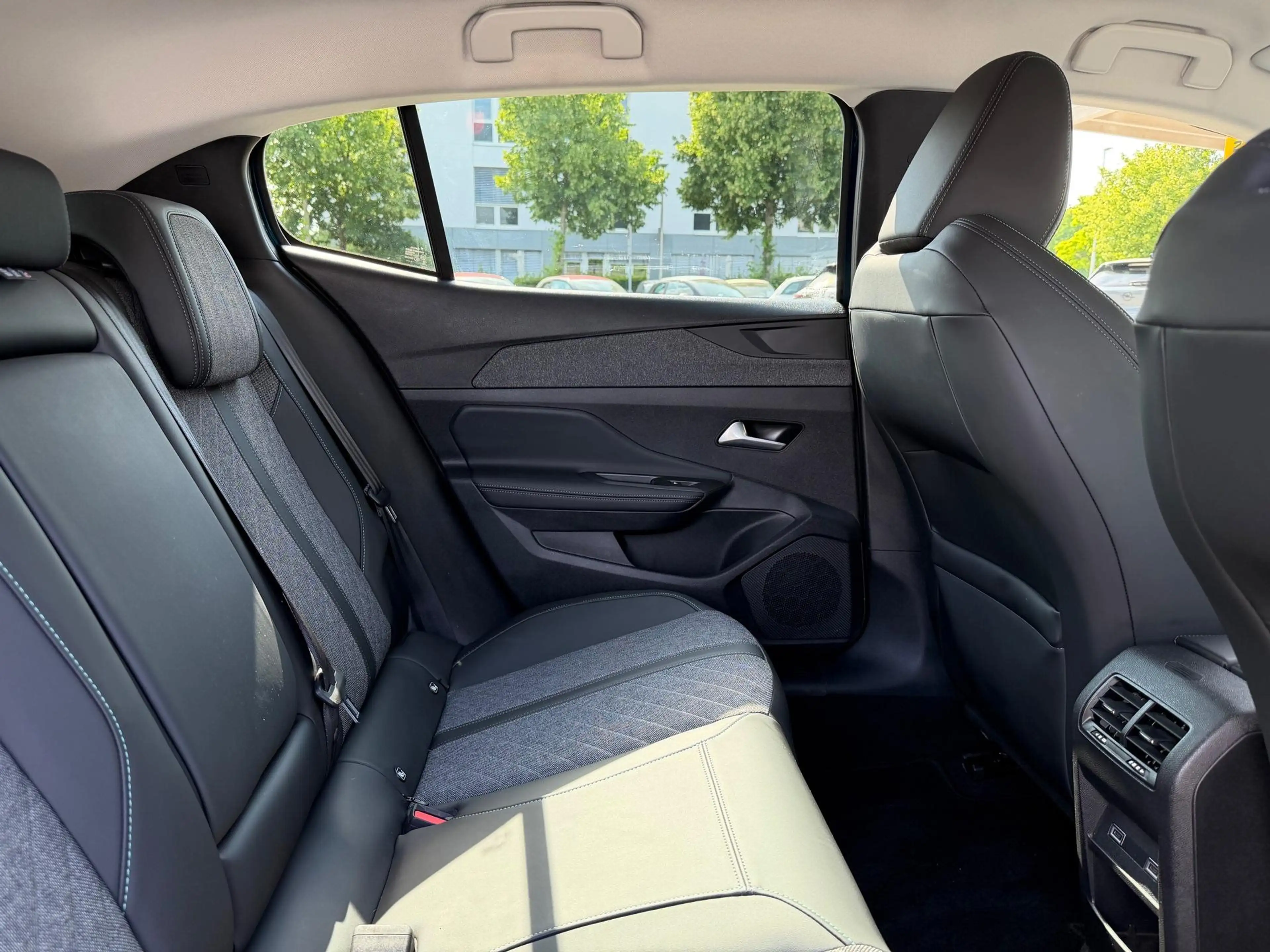 Peugeot 408 1.2 Puretech 130 Allure Pack 96 kW (131 PS), Au... — photo 12