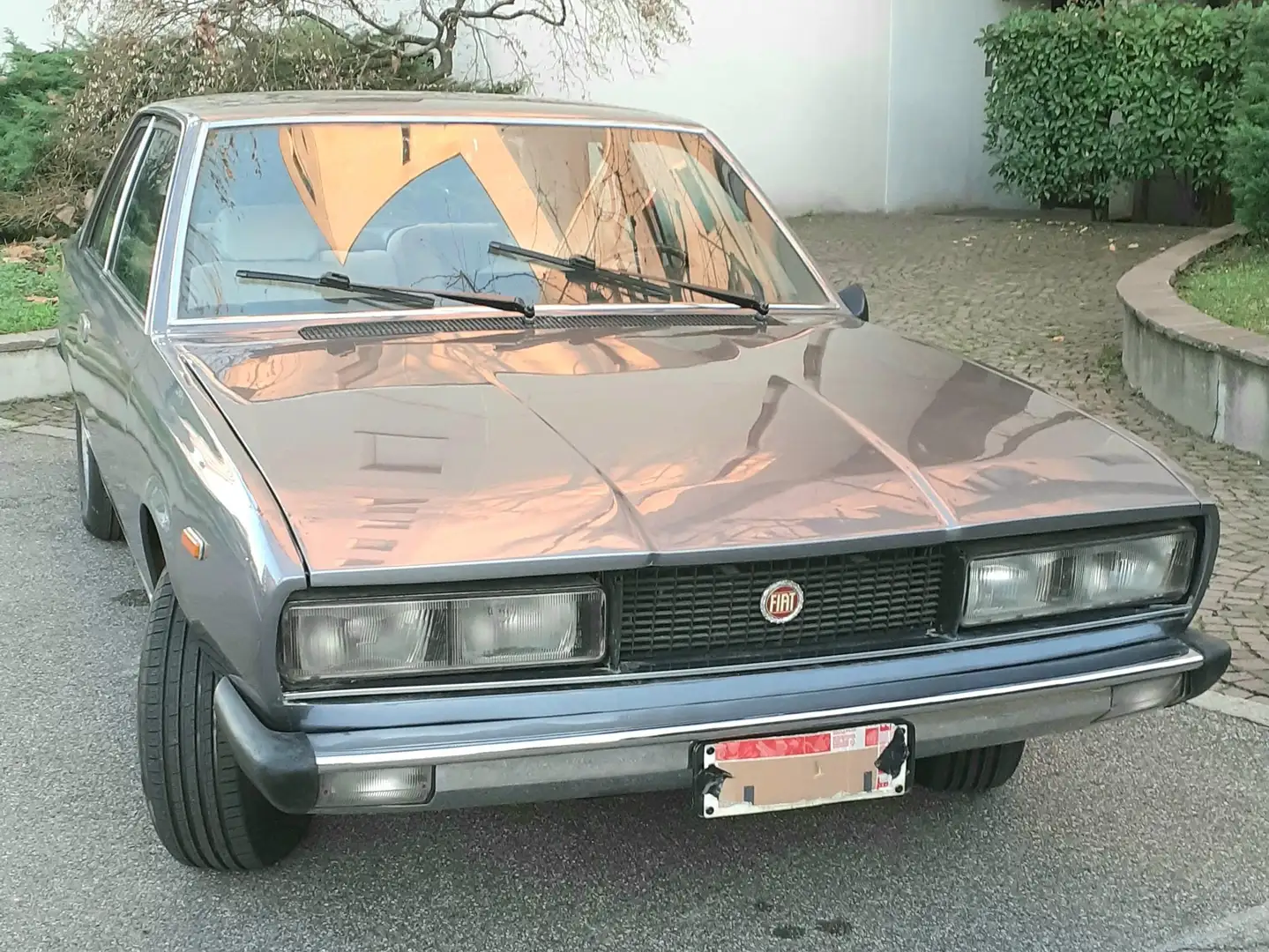 Fiat 130 Grau - 1