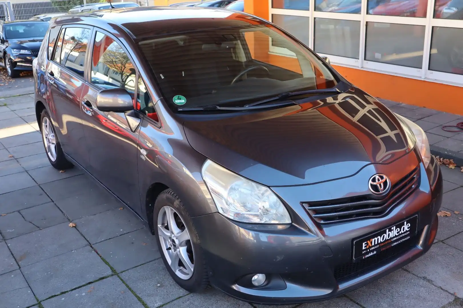 Toyota Verso VERSO* EXECUTIVE* 7SITZER* AHK* AUTOMATIK* Grau - 2
