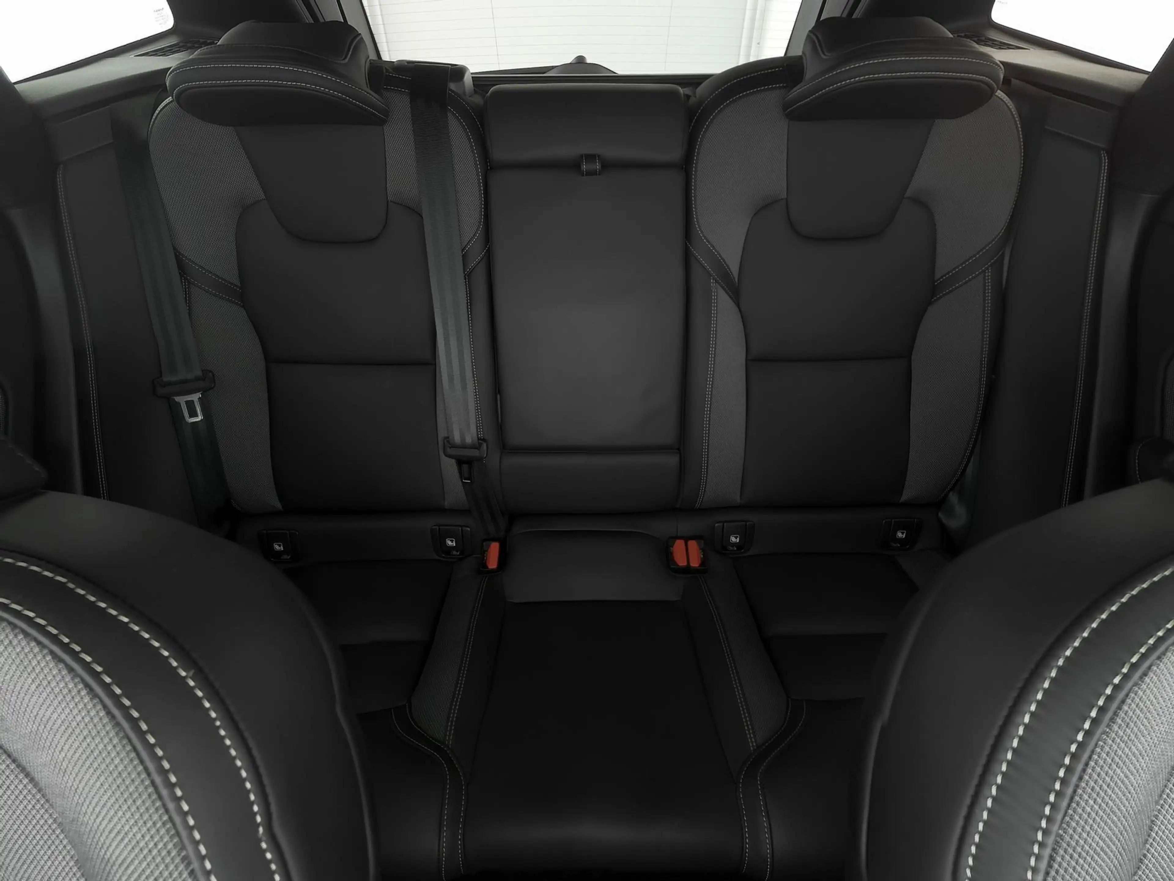 Volvo XC60 B4 AWD Plus Dark AHK*ALLWETTER*LED — photo 5