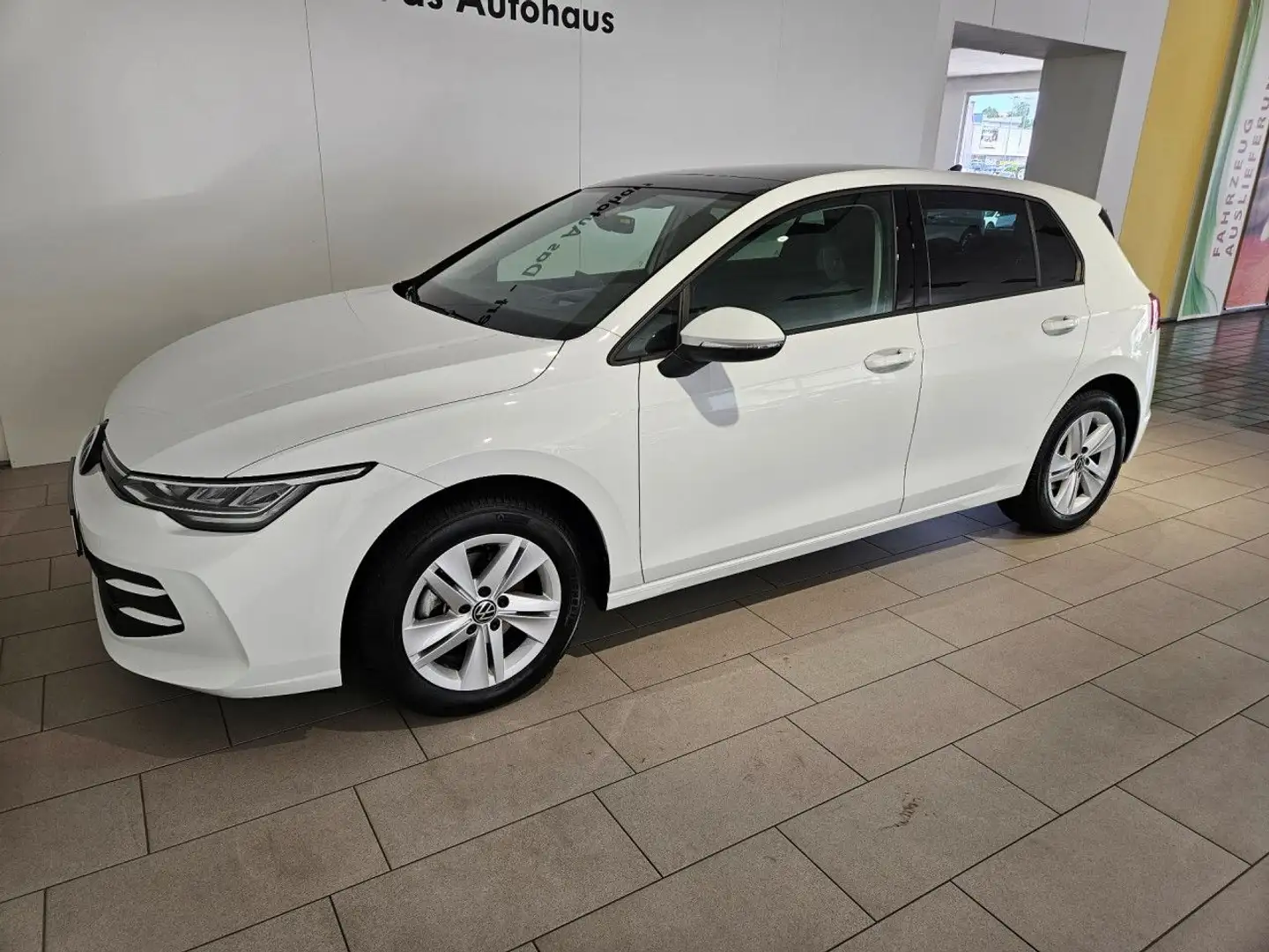 Volkswagen Golf 1.5 eTSI Life DSG PanoD AHK LED HuD ACC Navi Weiß - 2