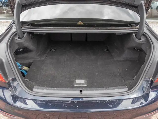 BMW 5 Series view 26