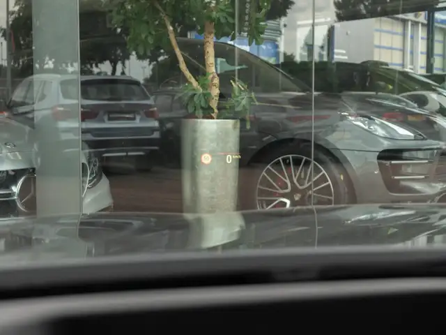 BMW 5 Series view 17