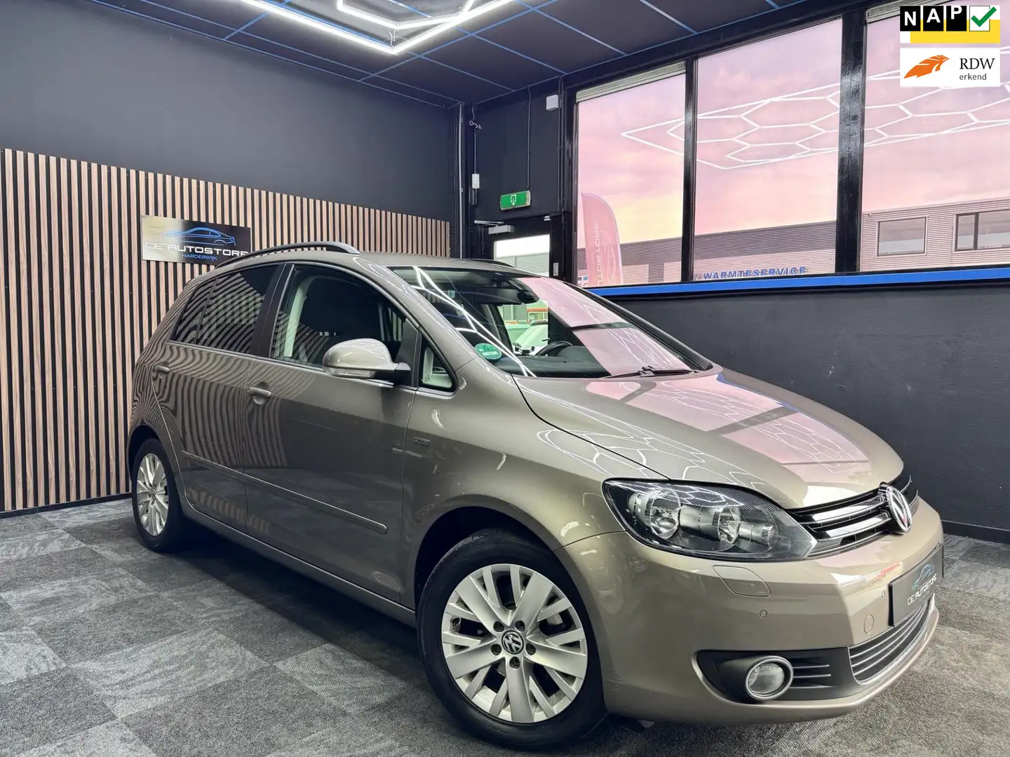 Volkswagen Golf Plus 1.2 TSI Life 1e Eig Airco Pdc Stoelverw Trekhaak I Bruin - 1