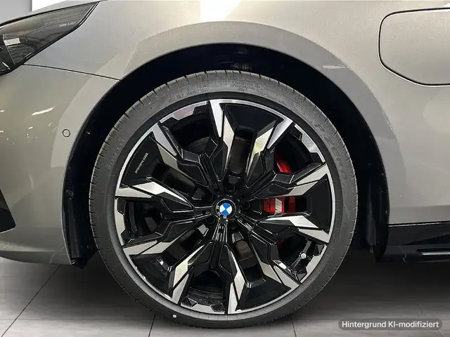 BMW 5 Series view 6