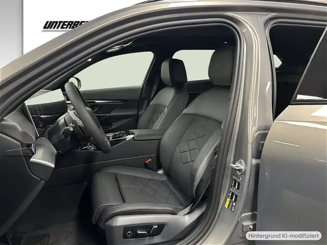 BMW 5 Series view 10