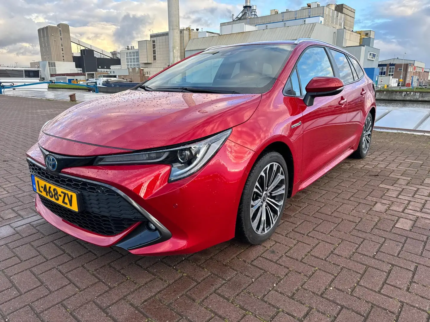 Toyota Corolla Touring Sports 1.8 Hybrid Business Plus Rood - 1