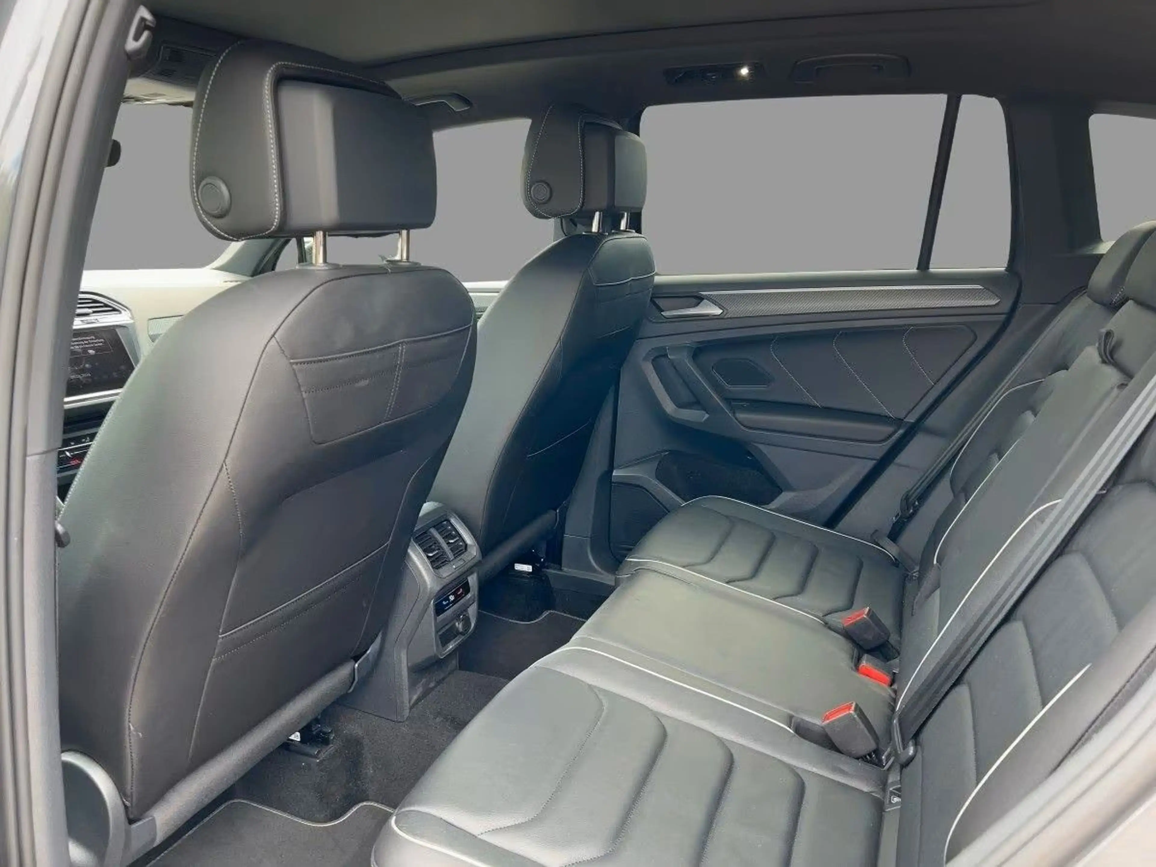 Volkswagen Tiguan R-Line Pano/BLACK/KEYLESS/FULL — photo 9