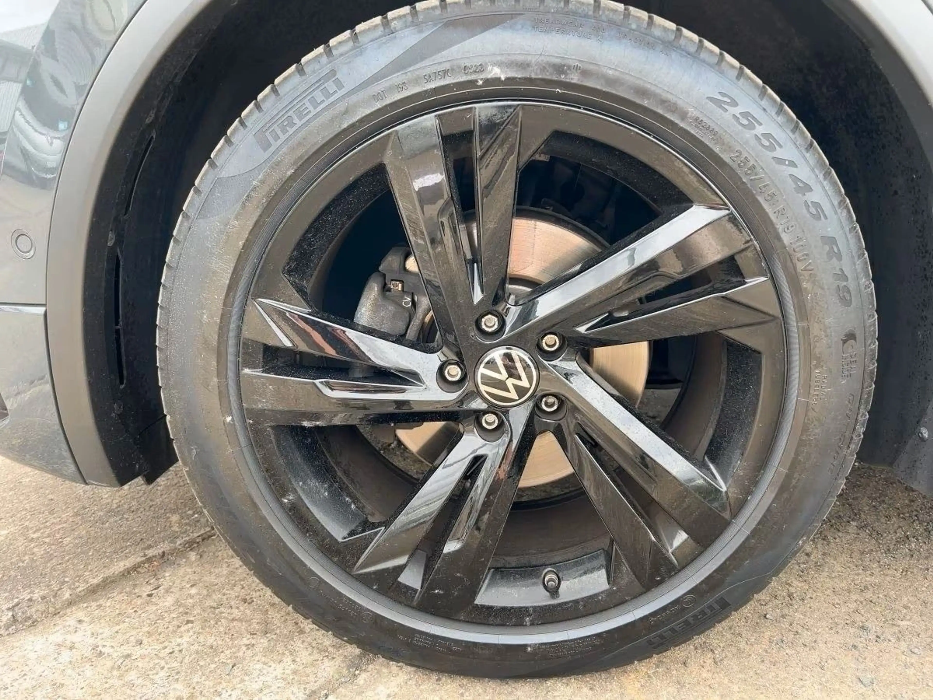 Volkswagen Tiguan R-Line Pano/BLACK/KEYLESS/FULL — photo 6
