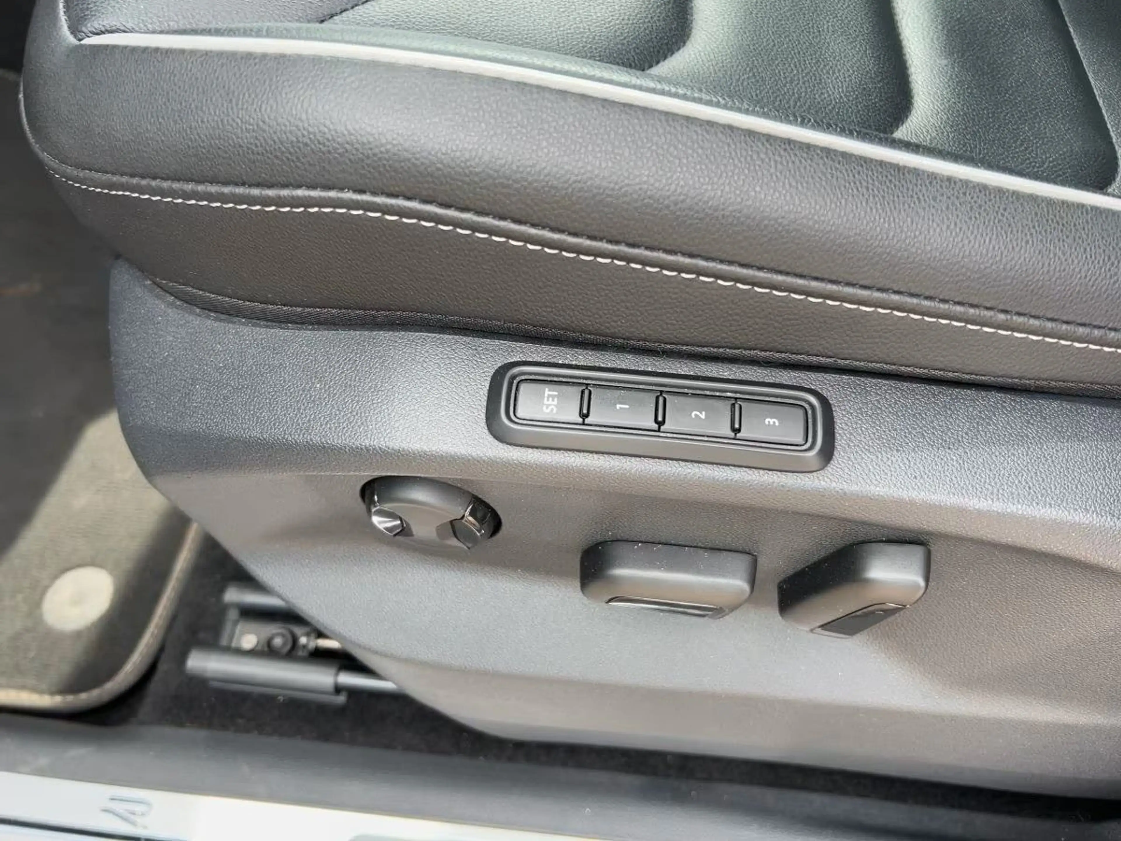 Volkswagen Tiguan R-Line Pano/BLACK/KEYLESS/FULL — photo 2