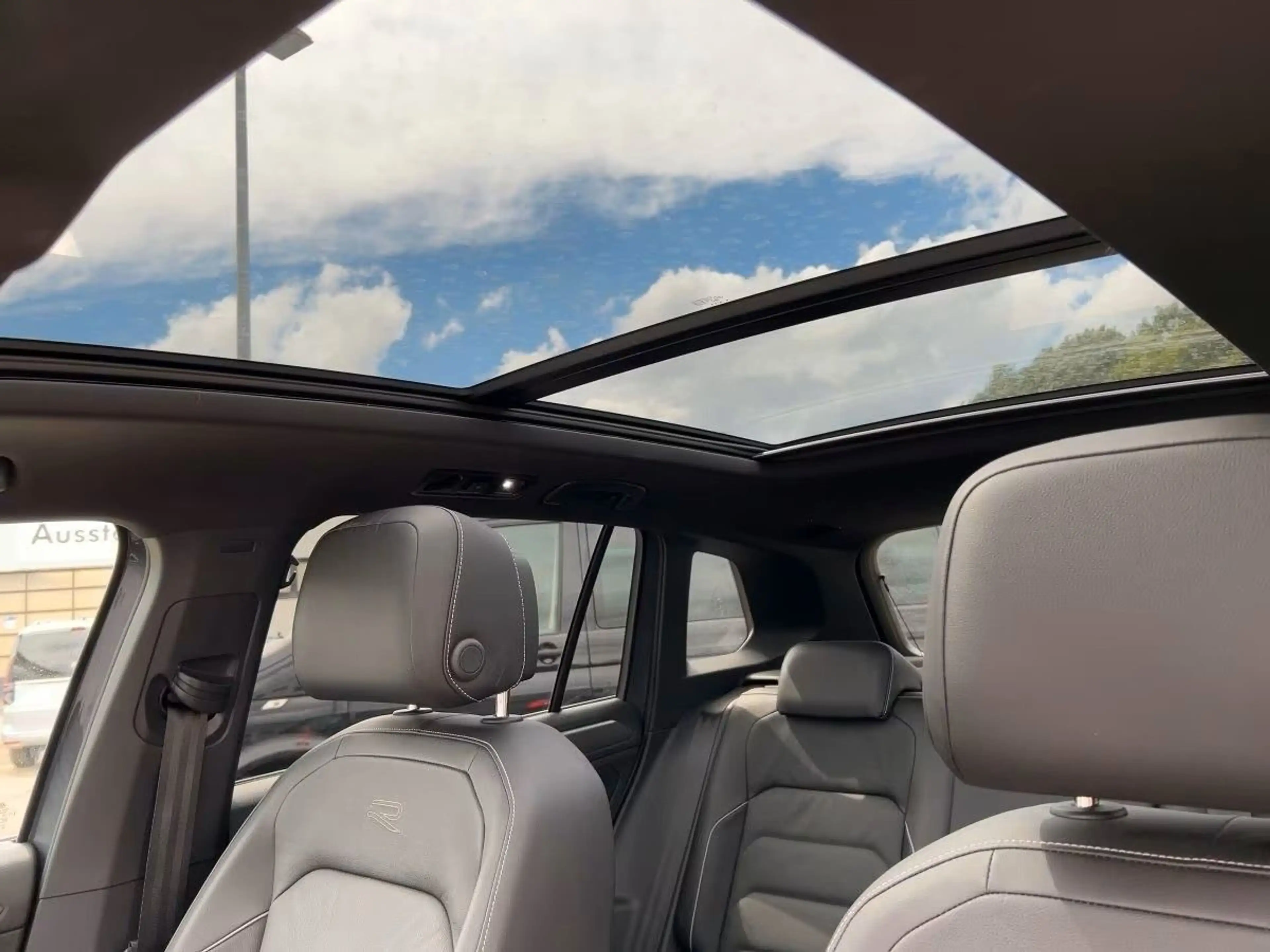 Volkswagen Tiguan R-Line Pano/BLACK/KEYLESS/FULL — photo 3