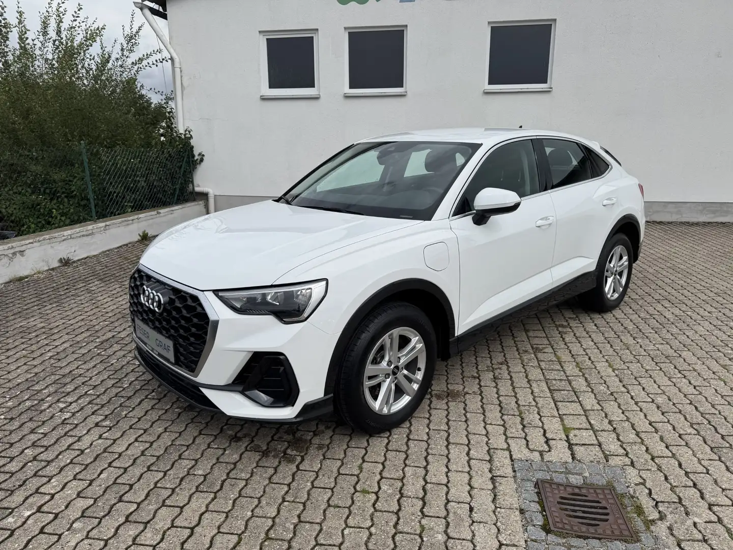Audi Q3 Sportback 45 TFSIe S Tr. NAVI SHZ PDC AHK Weiß - 2
