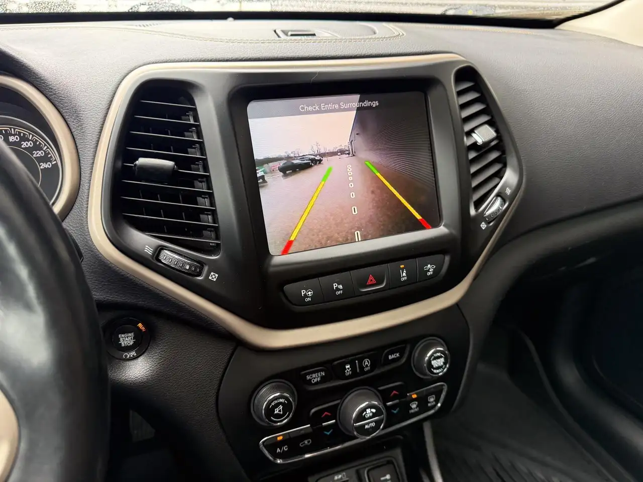 Jeep Cherokee снимка Jeep Cherokee