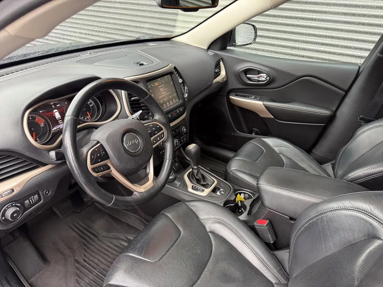 Jeep Cherokee снимка Jeep Cherokee