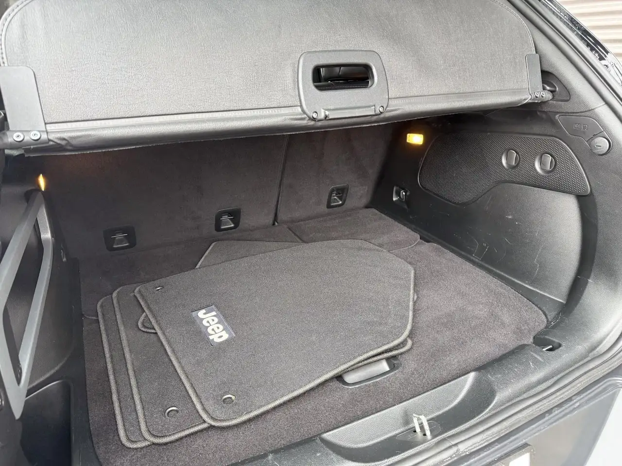 Jeep Cherokee снимка Jeep Cherokee