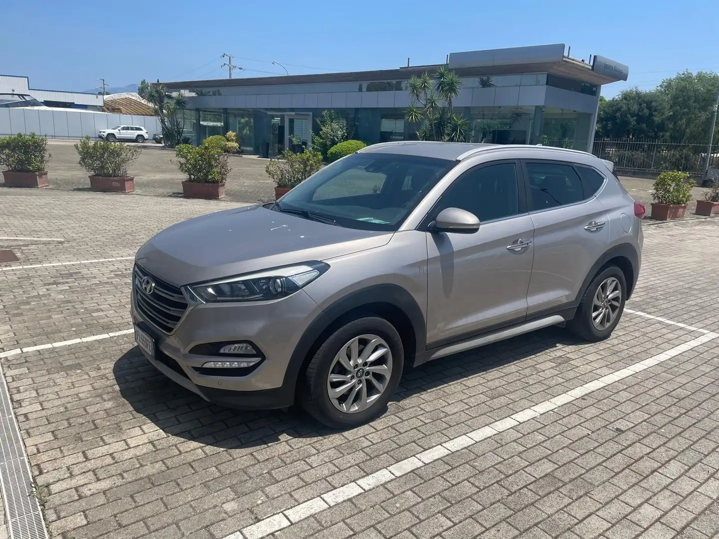 Hyundai TUCSON Tucson II 1.7 crdi Xpossible 2wd 115cv FL533FE Grijs - 1