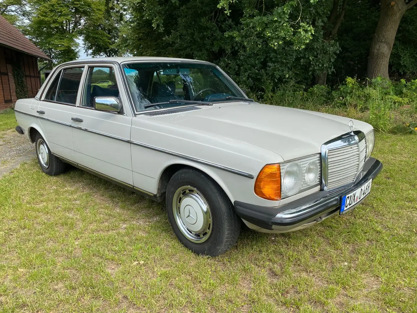 Mercedes-Benz 200 W123 Oldtimer Becker Radio Grau - 1
