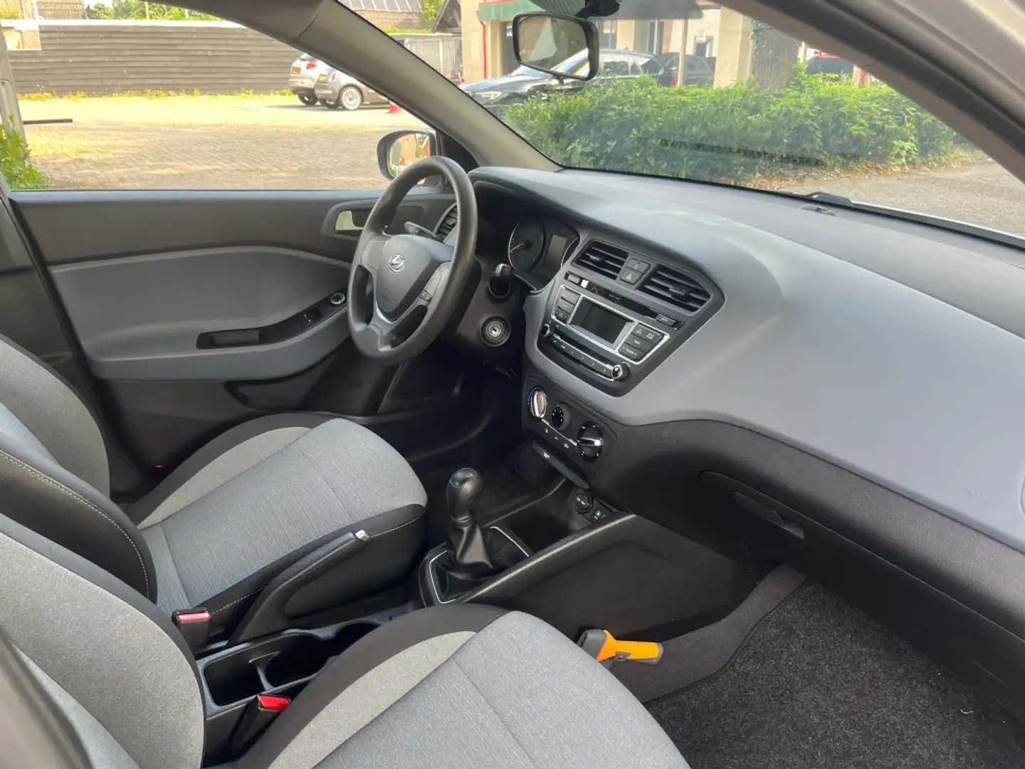 Hyundai i20 1.2 LP I-DRIVE COOL / AIRCO / RADIO / ELEK. RAMEN Grijs - 2