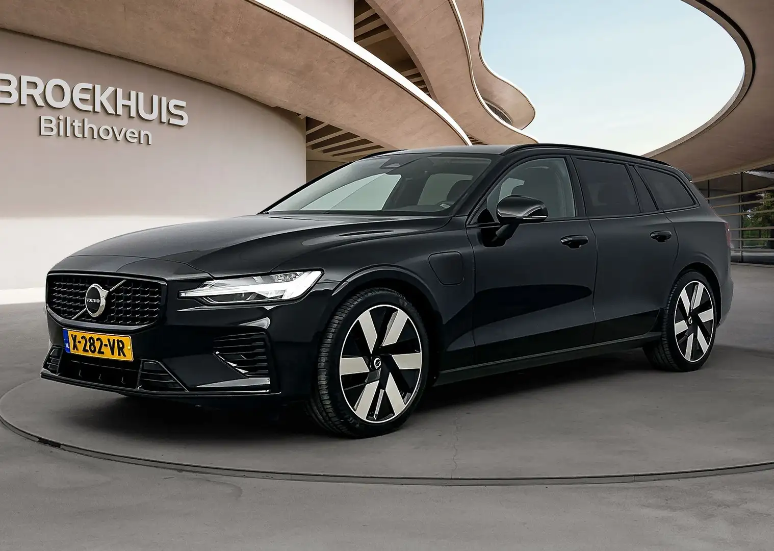 Volvo V60 T6 Plug-in hybrid 350PK AWD Plus Dark | Blis | Key Zwart - 2