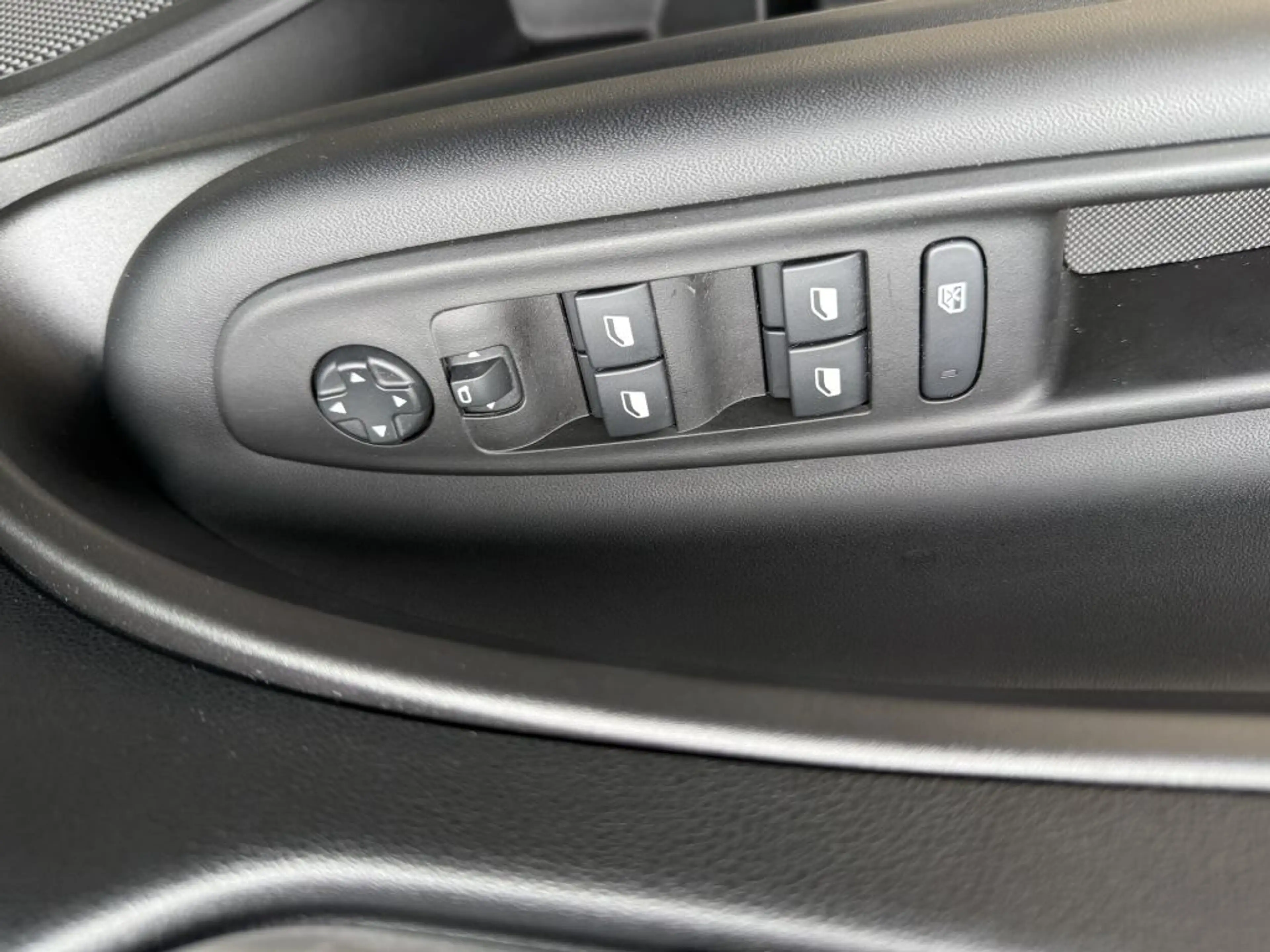 Jeep Avenger 1.2 GSE T3 Turbo-Benzin GDI Altitude — photo 15