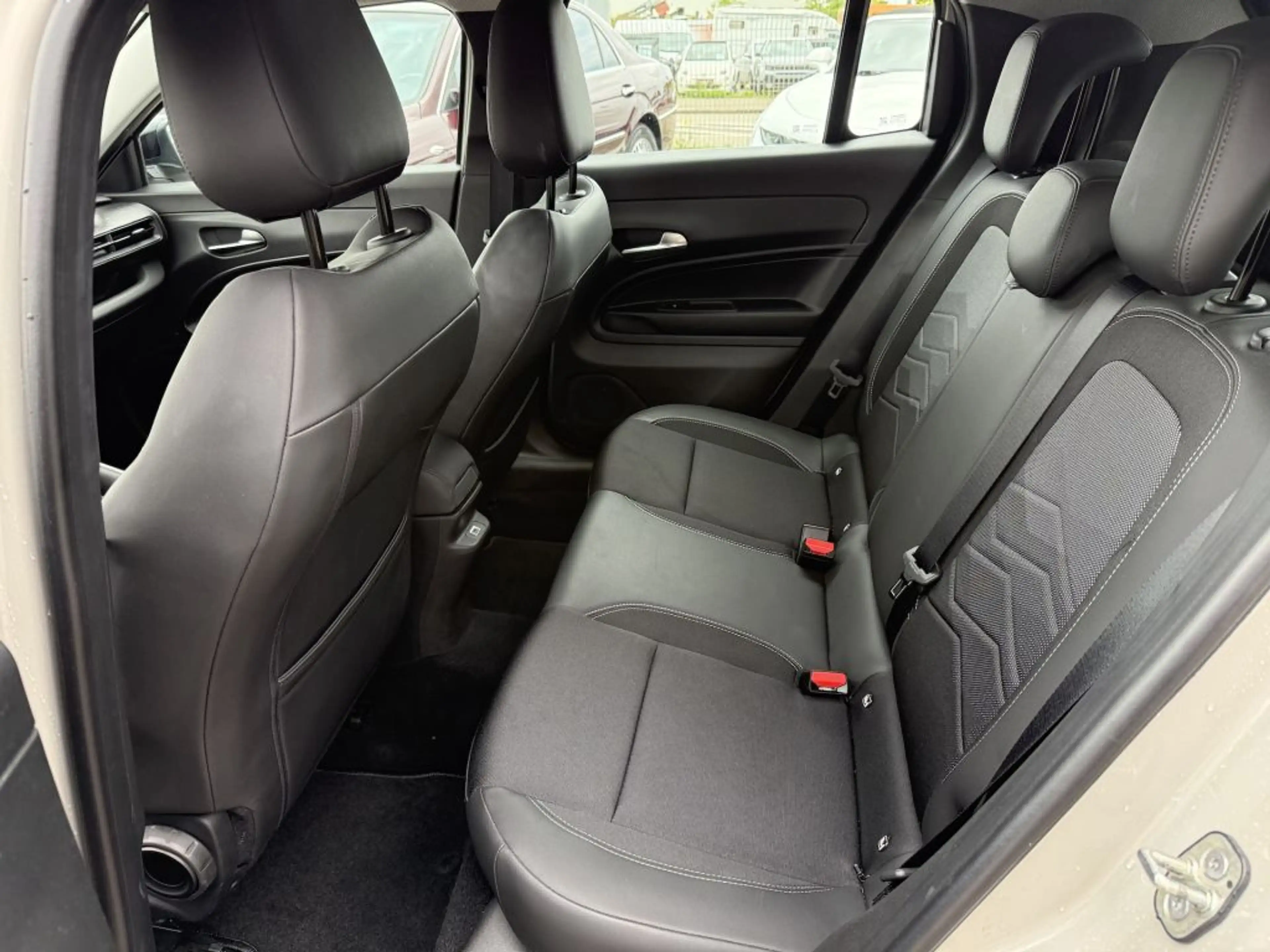 Jeep Avenger 1.2 GSE T3 Turbo-Benzin GDI Altitude — photo 13