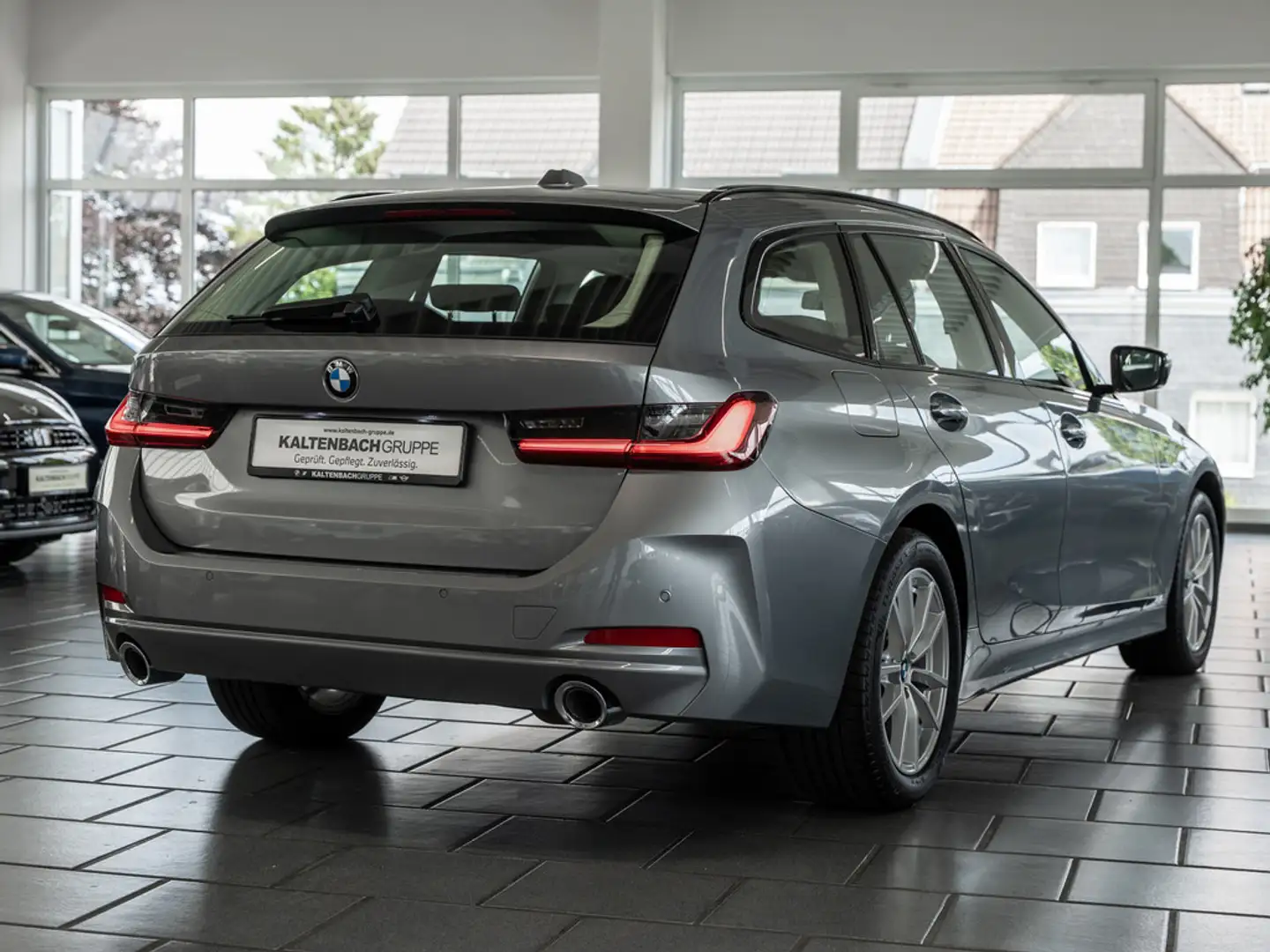 BMW 320 d Touring xDrive LED FACEL. NAVI Allrad Grijs - 2