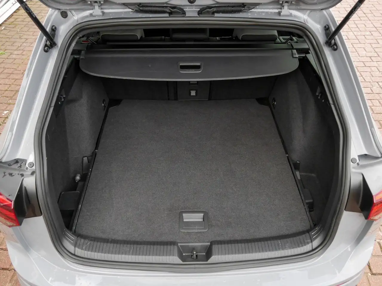 Volkswagen Golf Variant Golf VIII Variant 1.5 TSI R-Line ACC AHK LED NAV 16