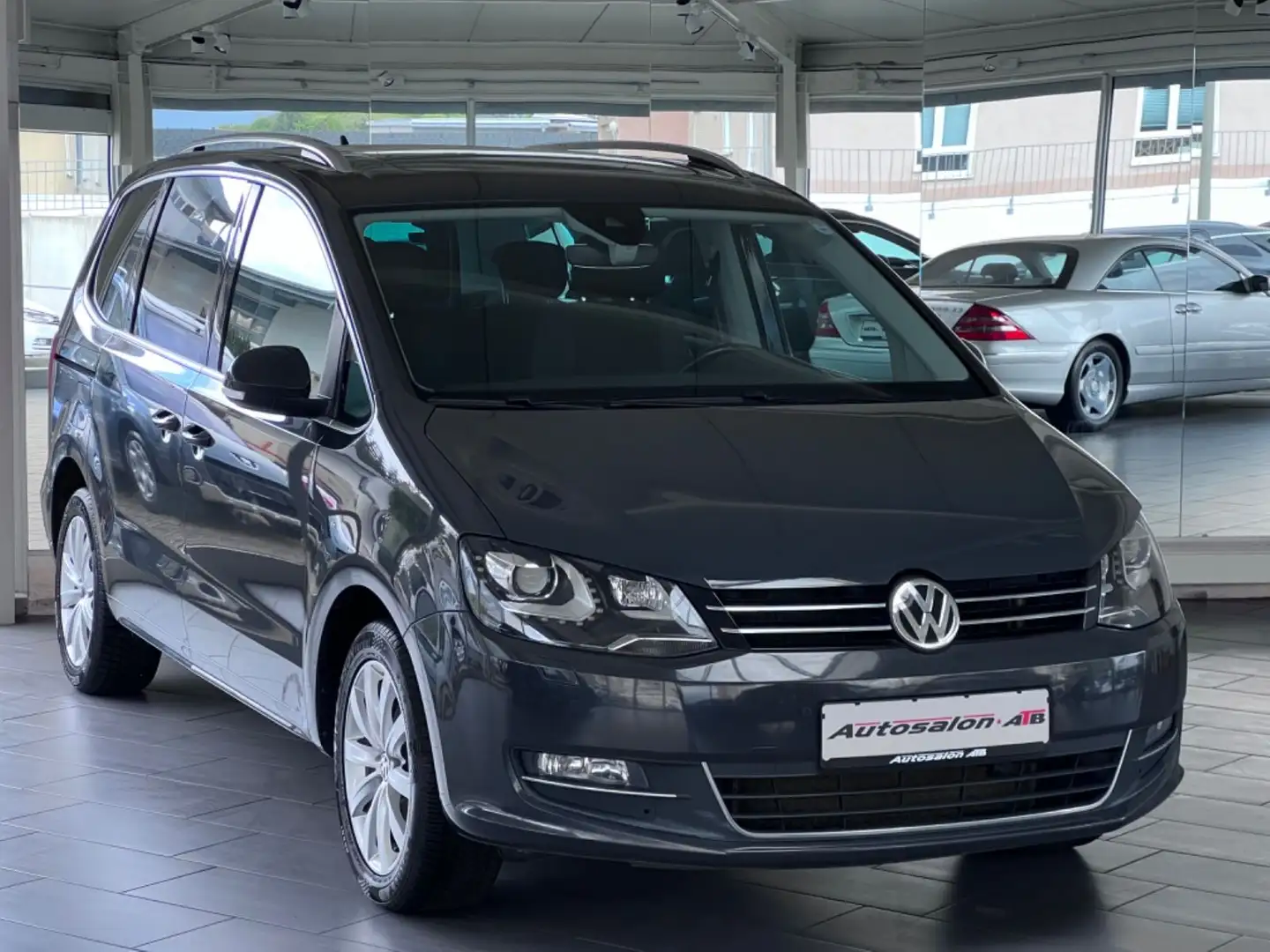 Volkswagen Sharan 2.0 TDI Highline 4Motion |LEDER | NAVI| Gris - 1