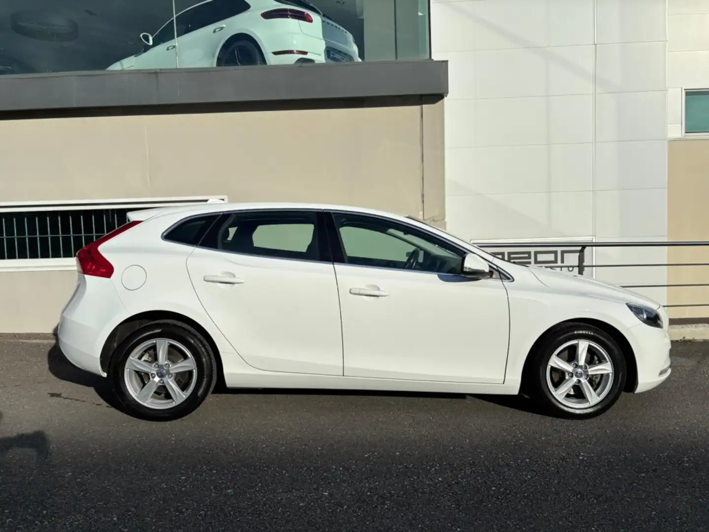 Volvo V40 D2 Momentum 120 Blanc - 2