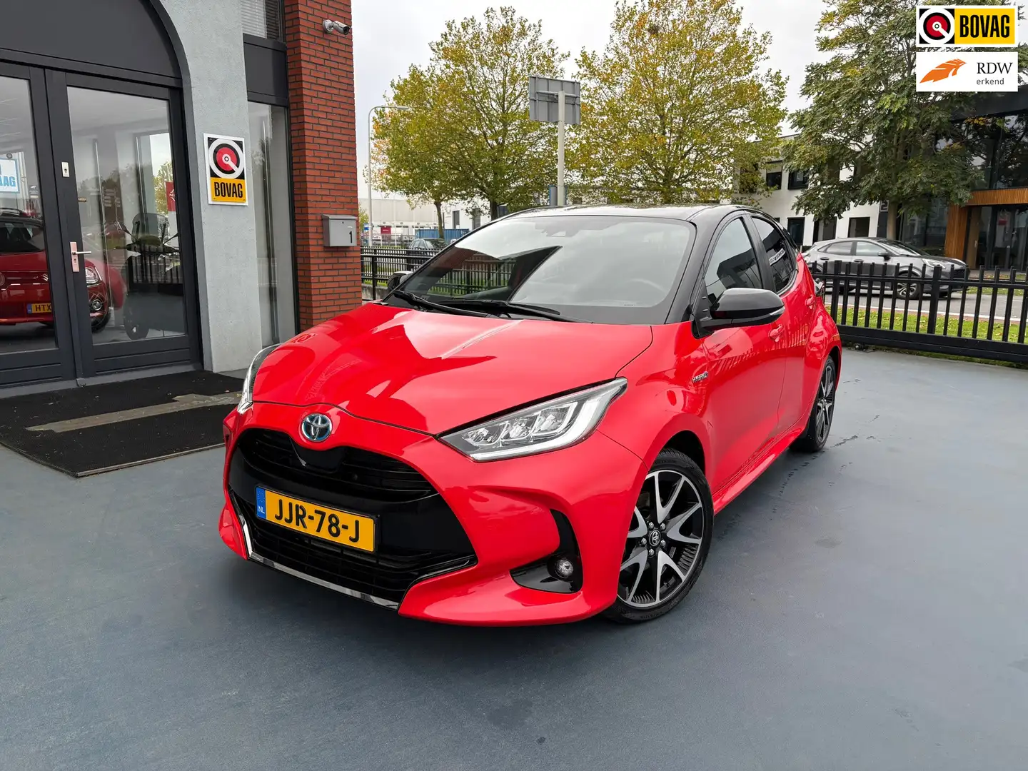 Toyota Yaris 1.5 Hybrid Launch Edition AUTOMAAT STOELVERWARMING Rood - 1