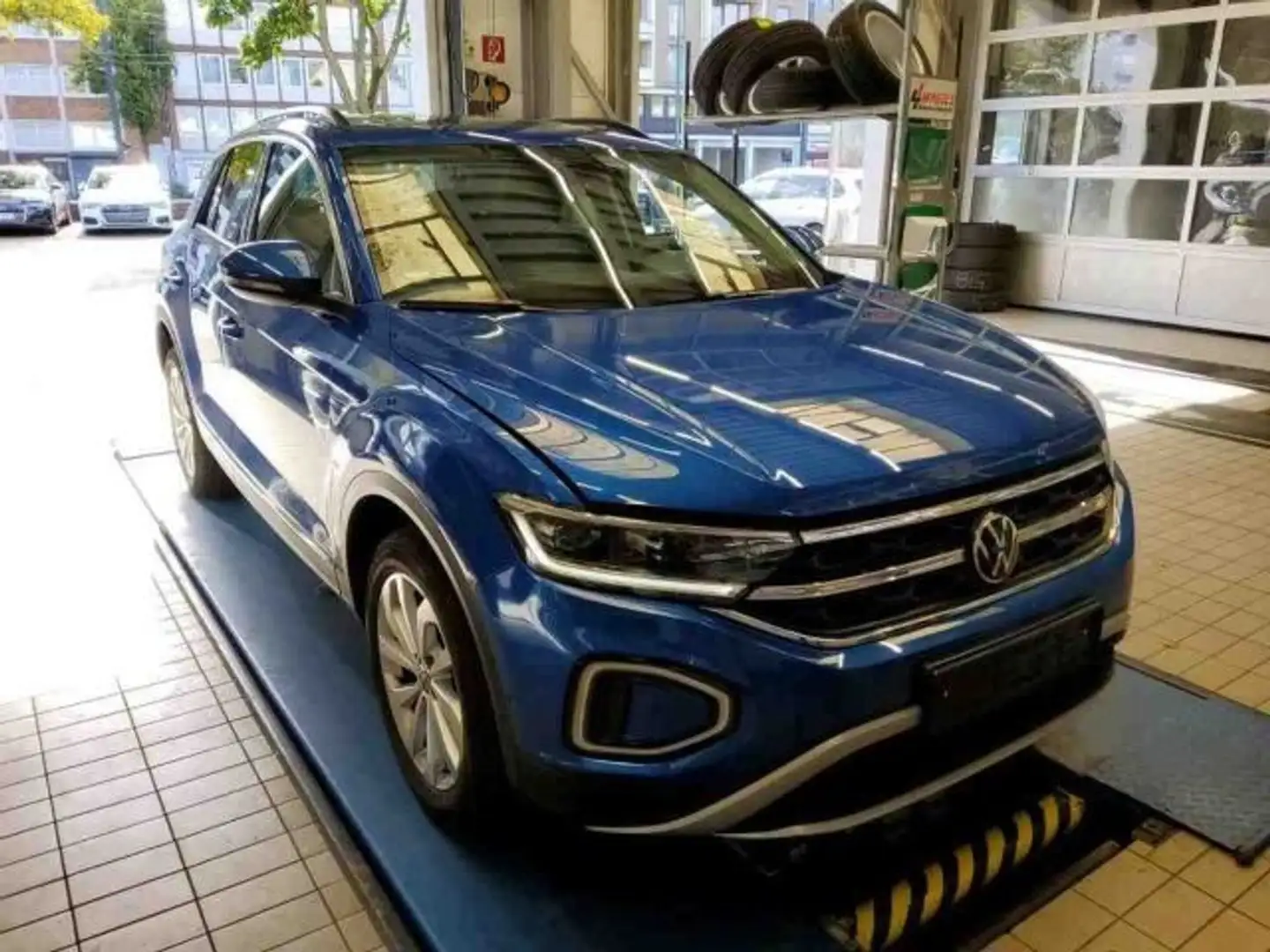 Volkswagen T-Roc 2.0 TDI DSG LEDplus+NAV+AHK+PANO+DAB+BEATS Blau - 2
