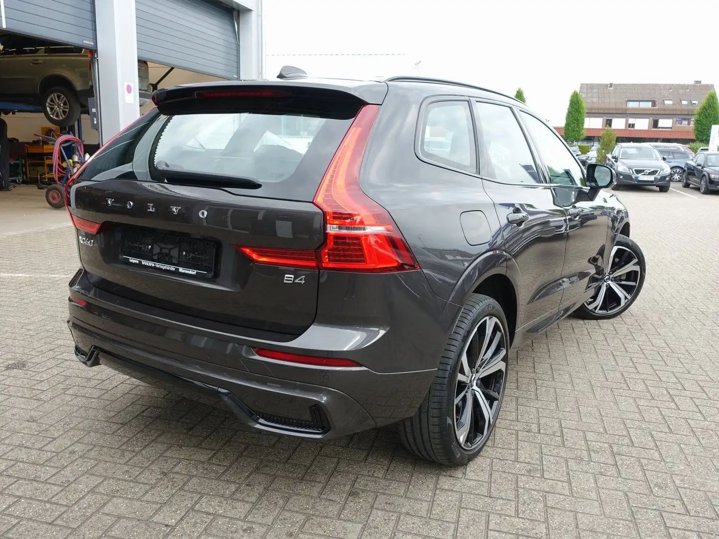 Volvo XC60 B4 Dark/Pano/AHK/Kamera/H&K/Memory/Carplay Grau - 2