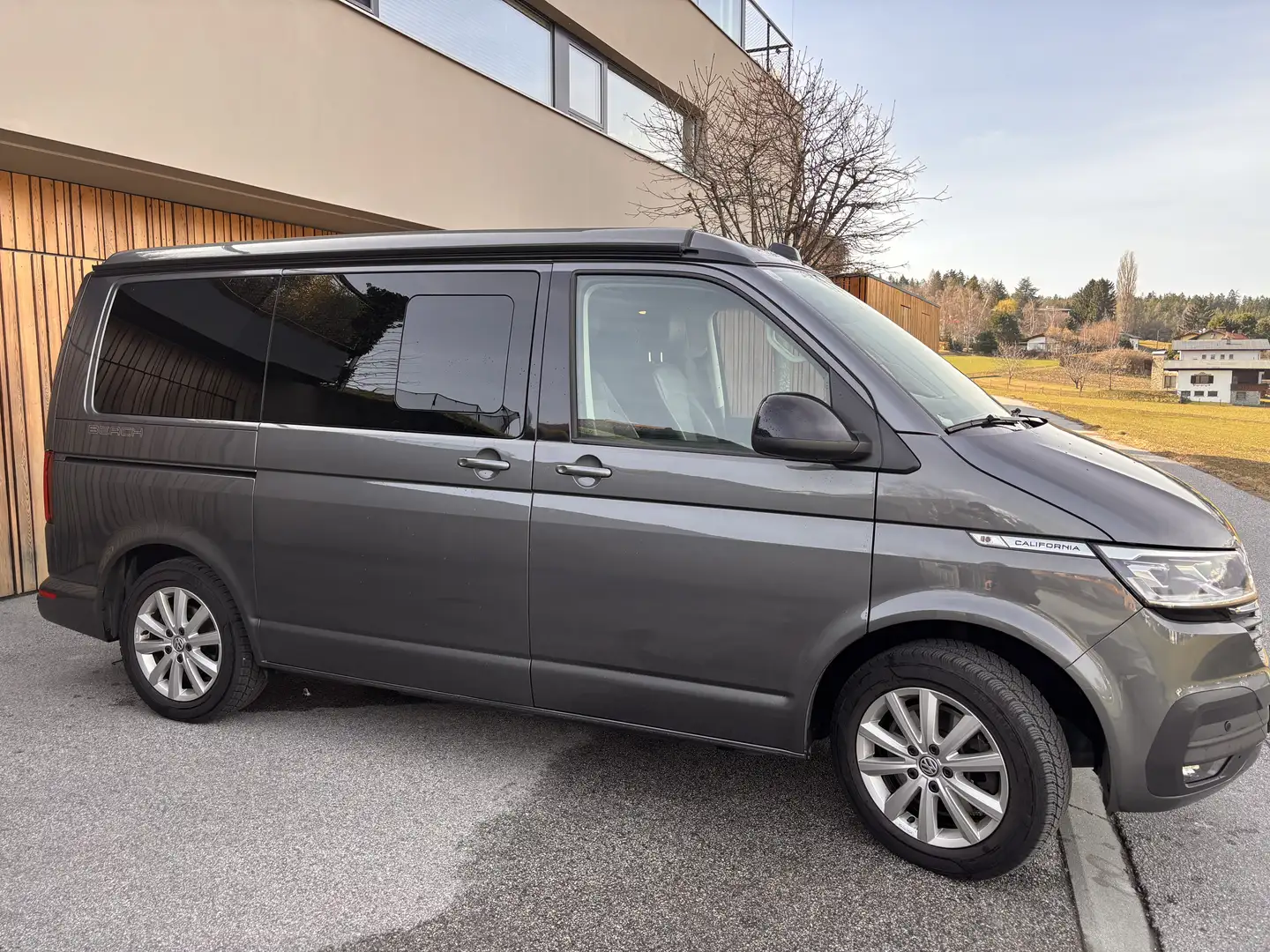Volkswagen T6.1 California Beach, 7-Sitzer, Vollausstattung, Erstbesitz, sehr gepflegt, Unterbodenschutz Grau - 1