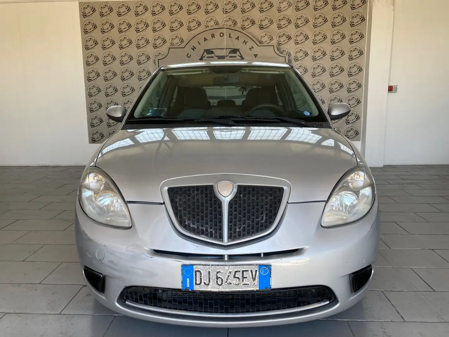 Lancia Ypsilon 1.2 Argento Gris - 2