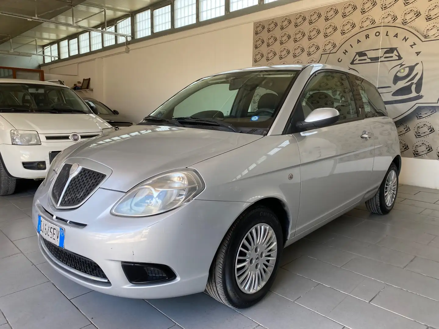 Lancia Ypsilon 1.2 Argento Gris - 1