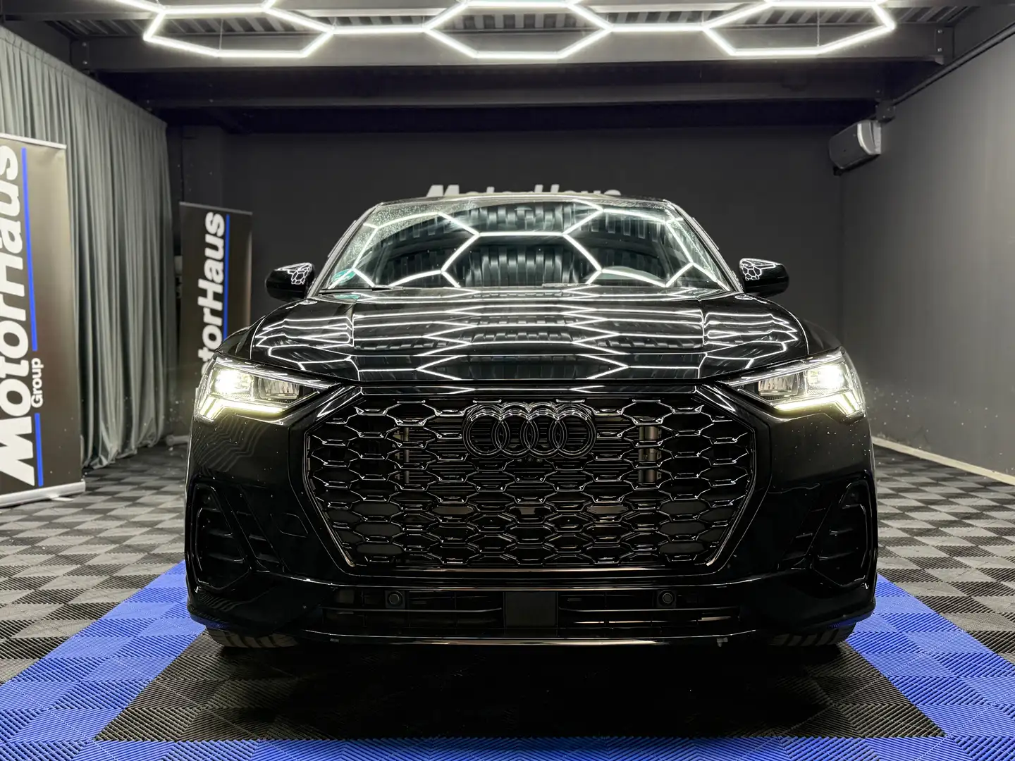 Audi Q3 Sportback 35 1.5 tfsi S line edition Schwarz - 2