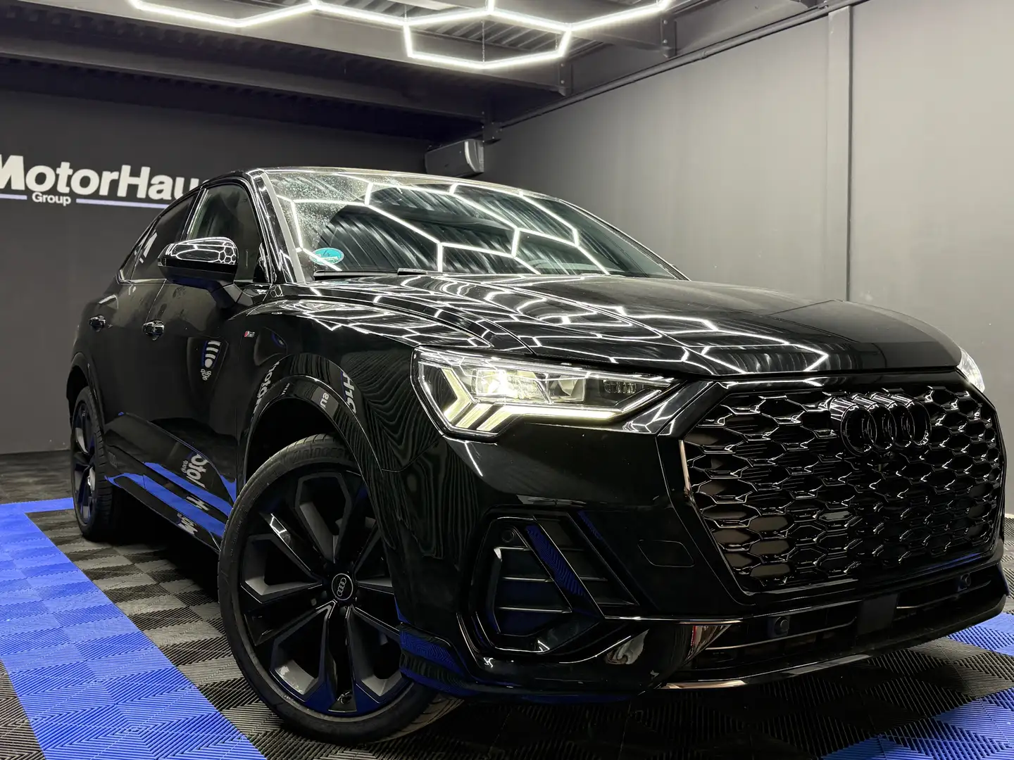 Audi Q3 Sportback 35 1.5 tfsi S line edition Schwarz - 1