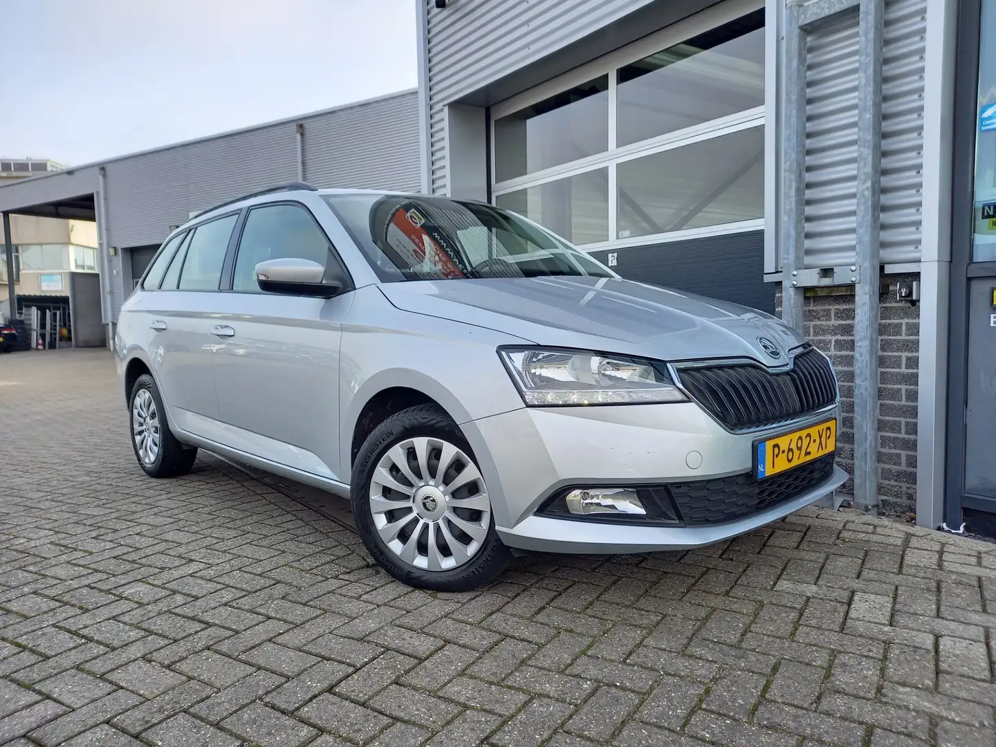 Skoda Fabia Combi 1.0 TSI Ambition - NAVI - PARKEERSENSOREN - Grijs - 2