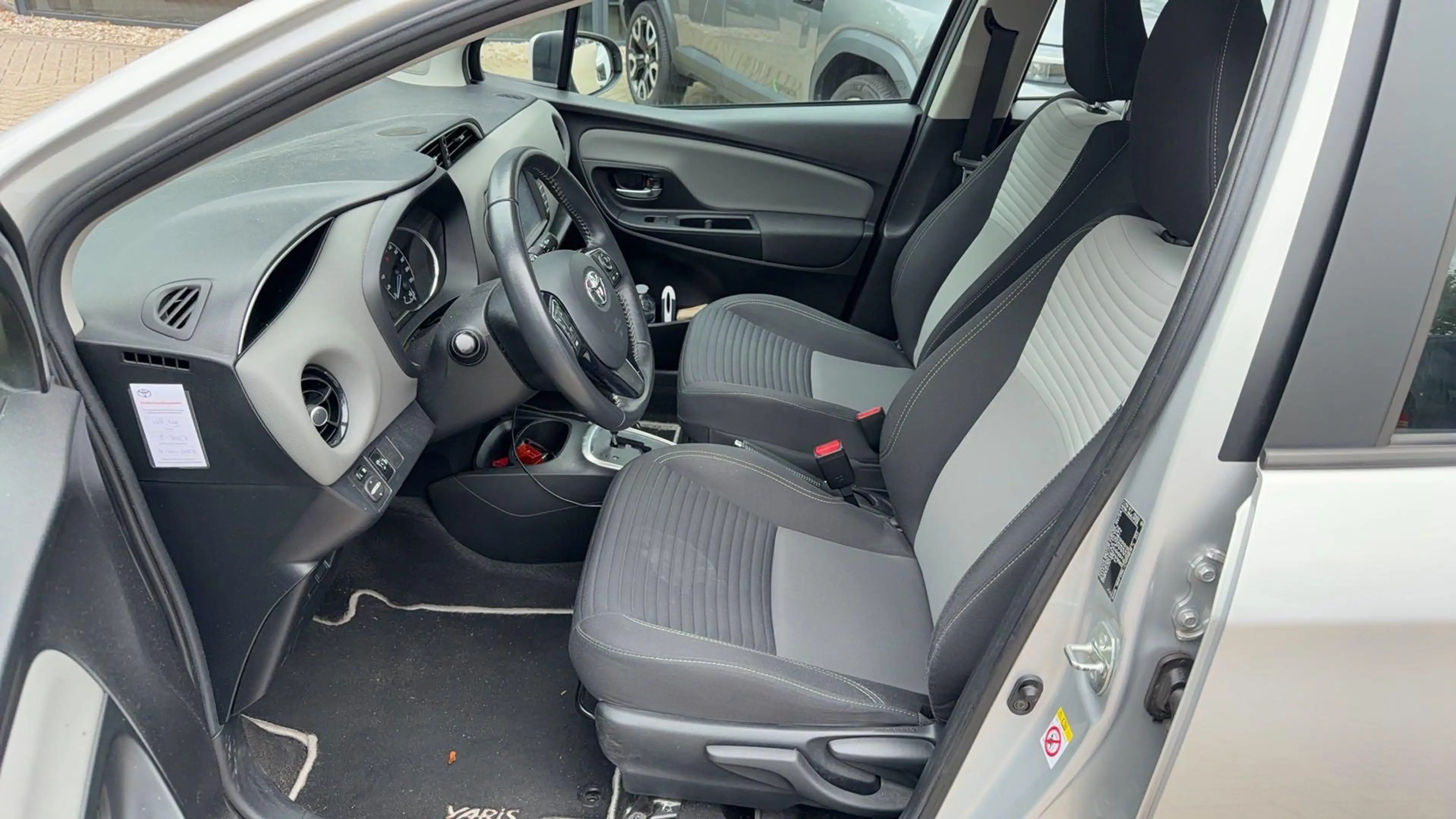 Toyota Yaris 1.5 Hybrid Feel! | Parkeercamera | Climate Control — photo 8