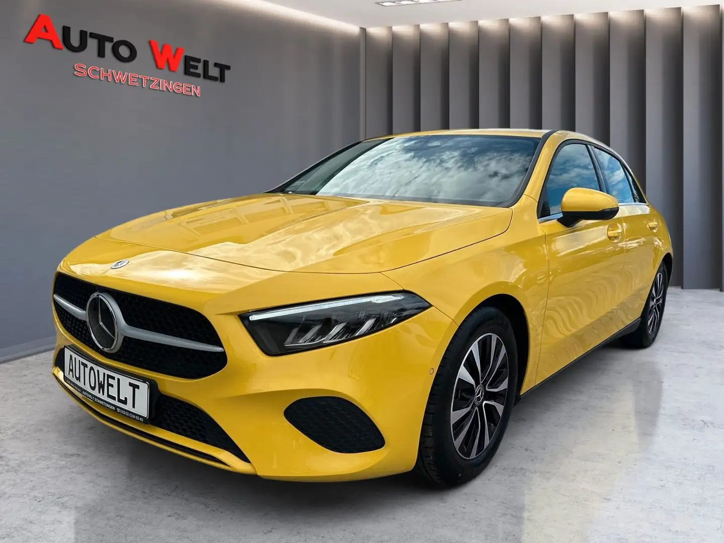 Mercedes-Benz A 180 A -Klasse 1.Hand/LED/ACC/Kamera/Navi/SHZ/PDC Gelb - 1