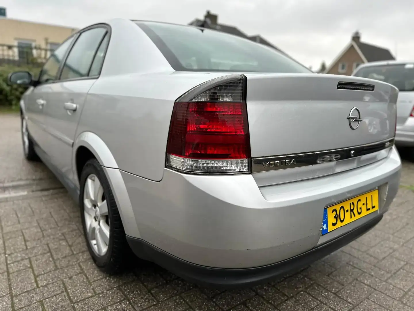 Opel Vectra 2.2-16V V-line Gris - 2