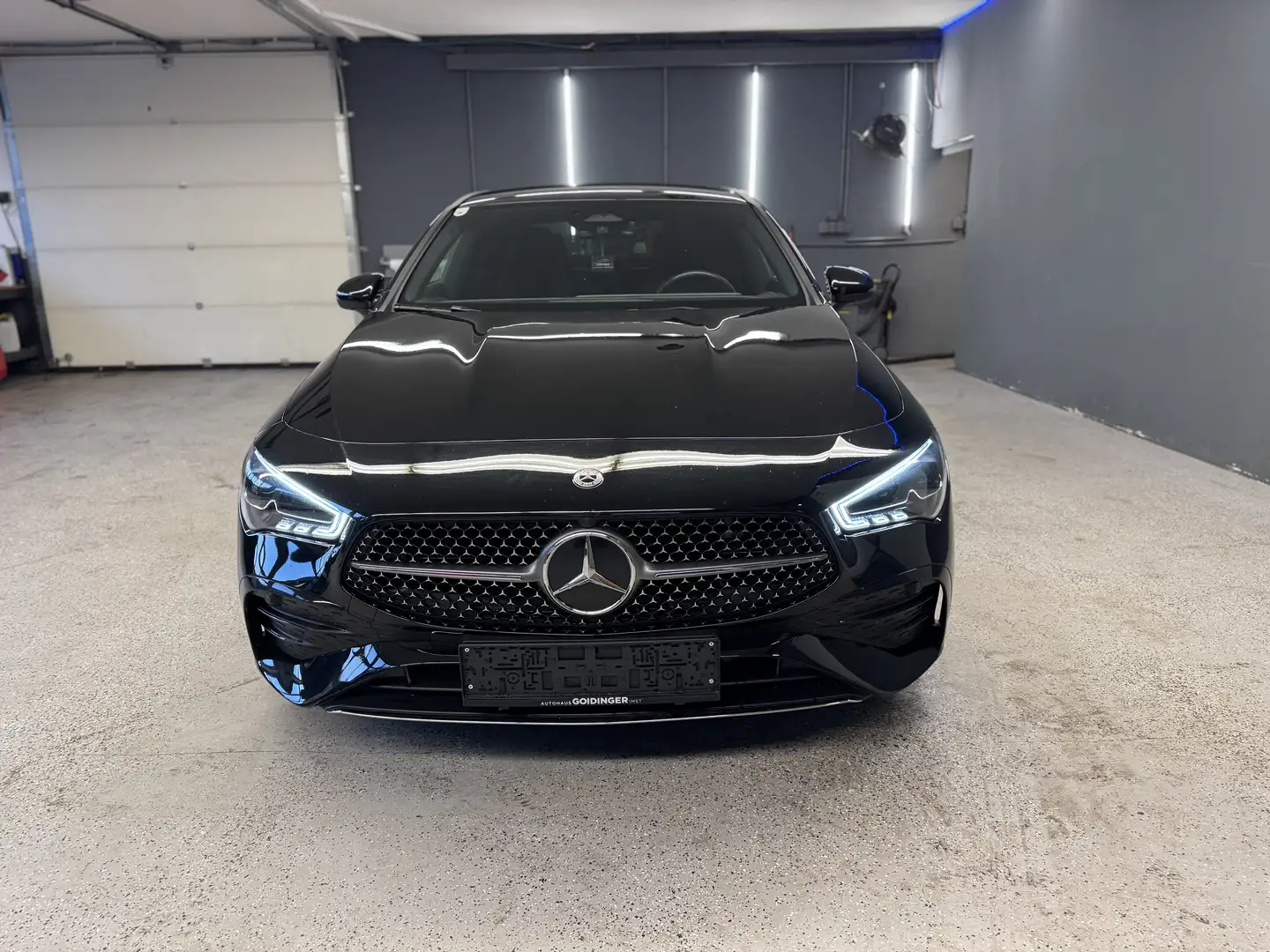 Mercedes-Benz CLA 200 CLA 200 d AMG - Line Schwarz - 2