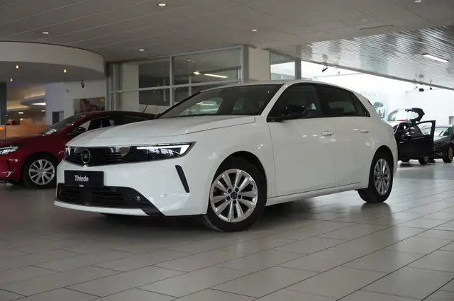 Opel Astra view 3