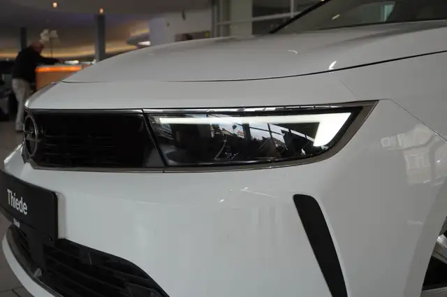 Opel Astra view 5