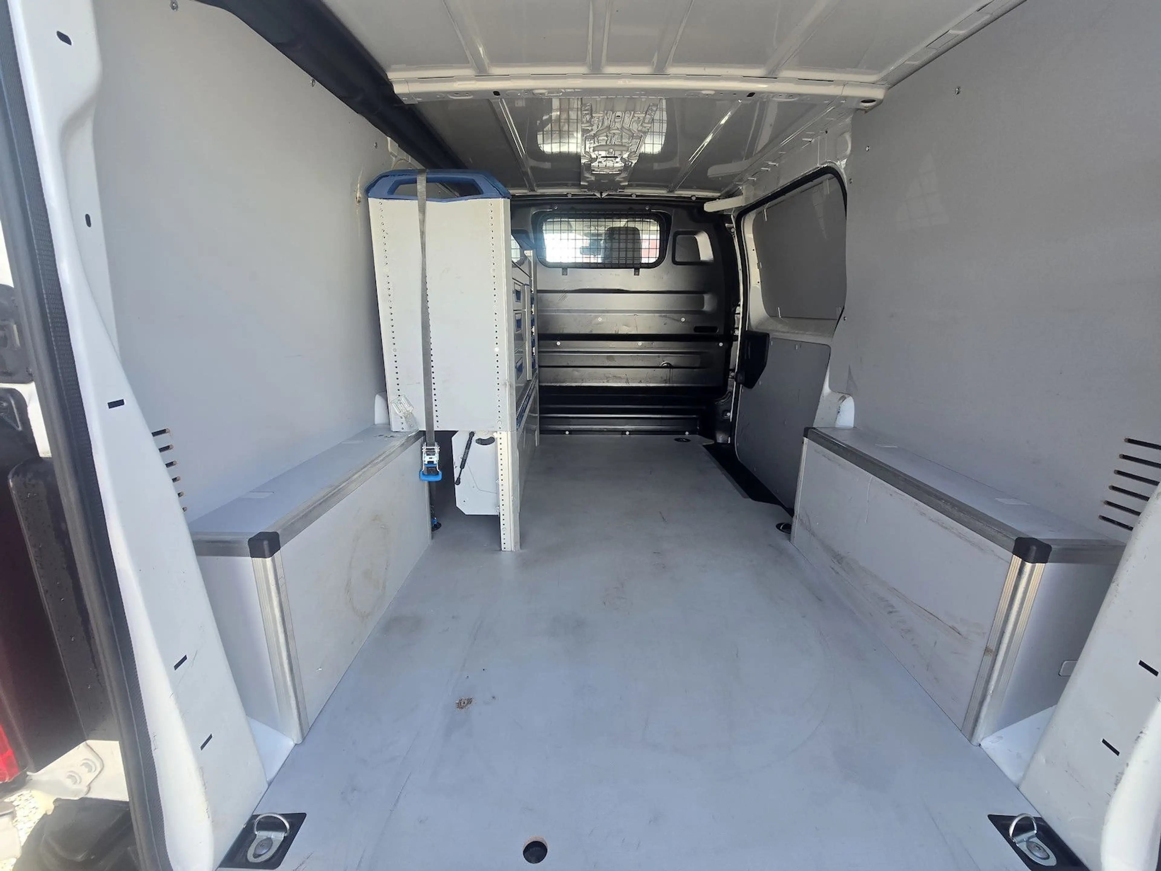 Peugeot Expert Premium L2 NAVI Klima AHK Werkstatt — photo 9